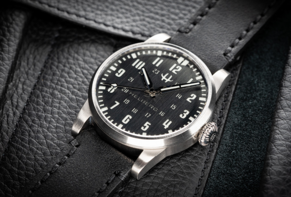 Jam Aviator dengan lapisan titanium